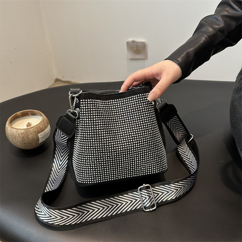 Free Delivery Designer Bag Light Exquisite Diamond Inlaid Hand Held Water Bucket For Women With Niche Design And A Stylish High End Texture. Wide Stra