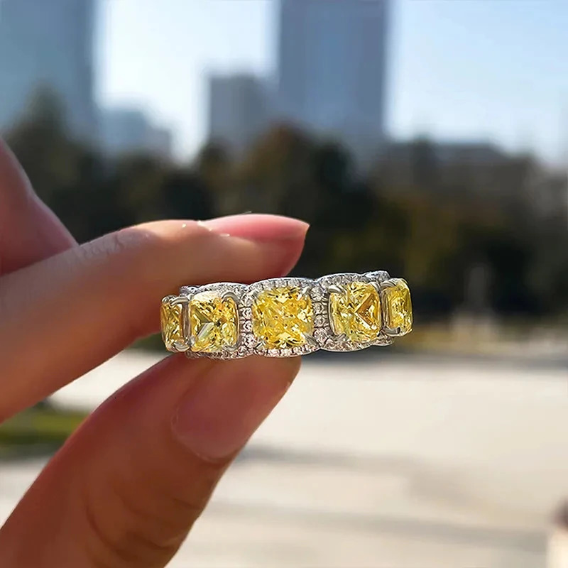 Huitan Trendy Yellow Cubic Zircon Rings for Women Fashion Finger Accessories Wedding Party Temperament Female Jewelry 250519