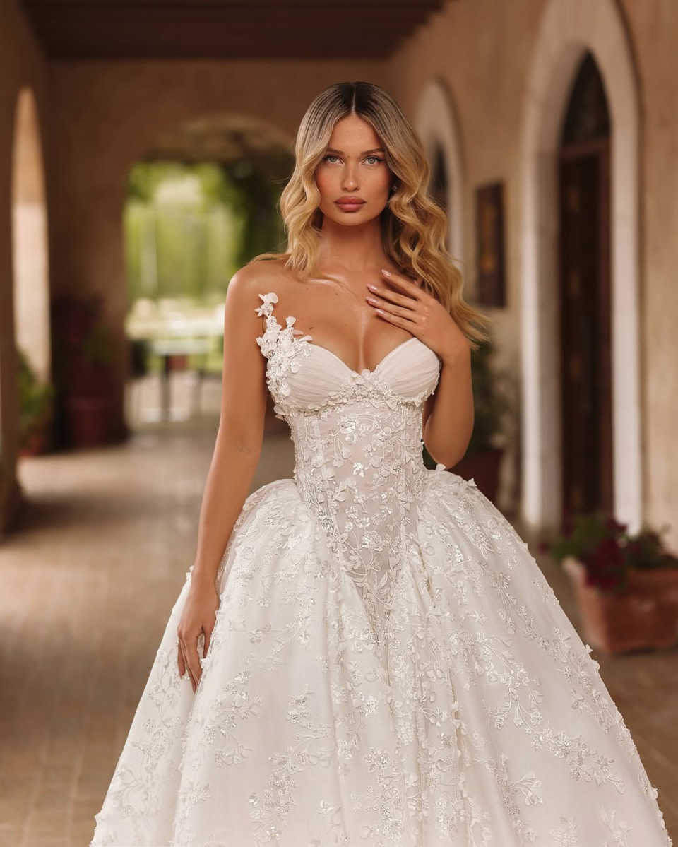 Simple Strapless Lace A Line Wedding Dress Elegant Sleeveless Applique Bridal Dress Floor Length Customized vestidos de novia