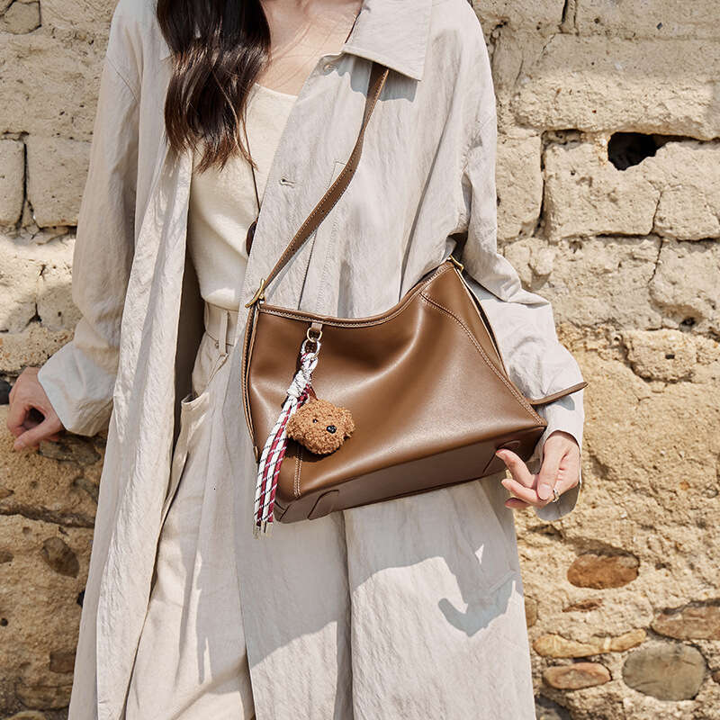 Tote Bag New Versatile Leather Niche Fashion Design Sense Shoulder Bag Women S Commuting Large Capacity Tote Bag Lady Bags