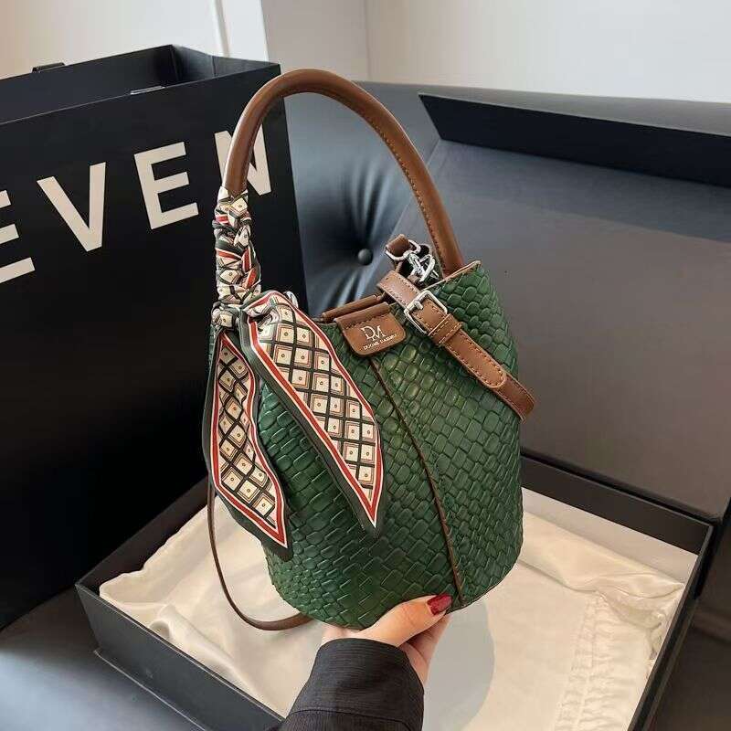 Women's bucket bag shoulder bag 2025 hot sale crossbody bag handbag rhombus messenger bag large capacity to send silk scarves