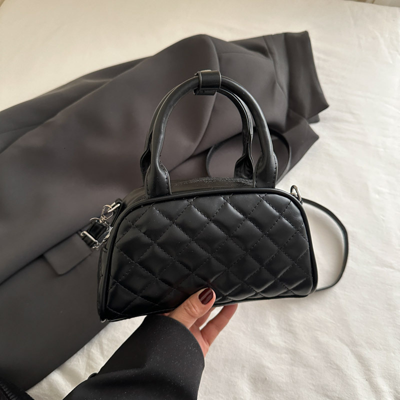 Free Delivery Designer Bag 2025 Spring New Style Niche Bowling Diamond Grid Commuting Hand Fashionable And Versatile Luxury Bag