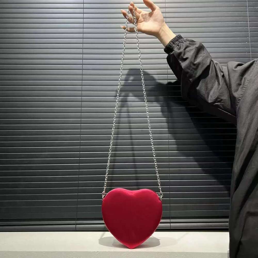 Ladies' Fashionable Elegant Dinner Love Shoulder Bag, Small And Exquisite Chain Diagonal Cross Bag