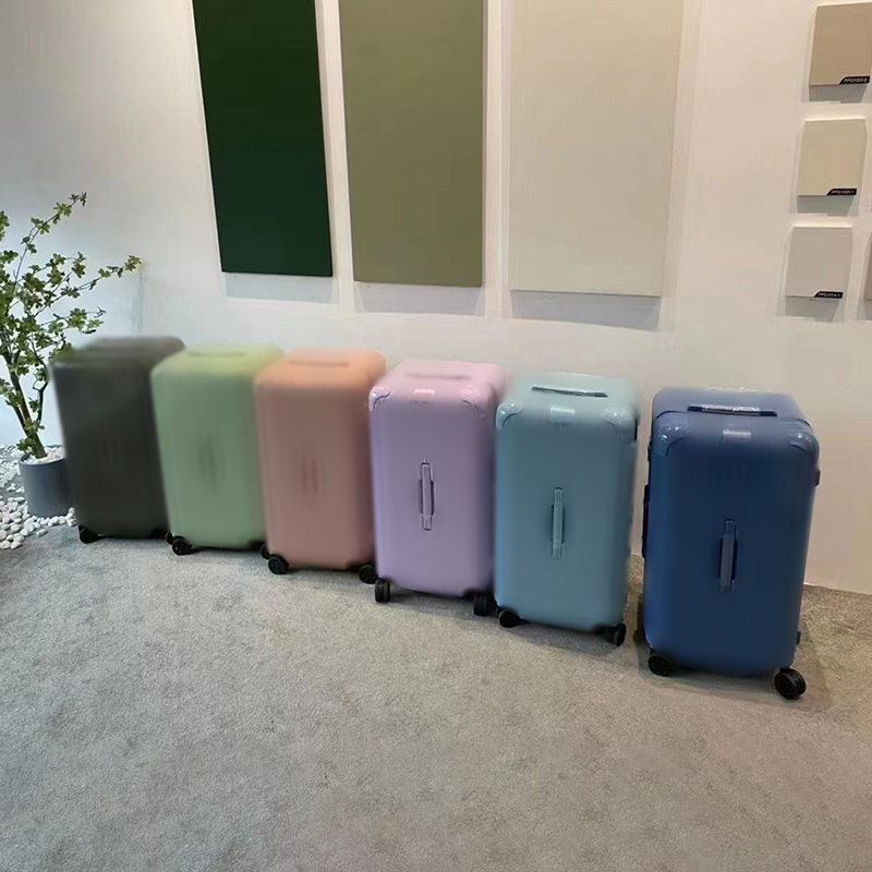 Suitcase in RIM0 pc with smooth universal wheels with anti-spin core anti-theft and anti-burst zips luggage available in 5 sizes