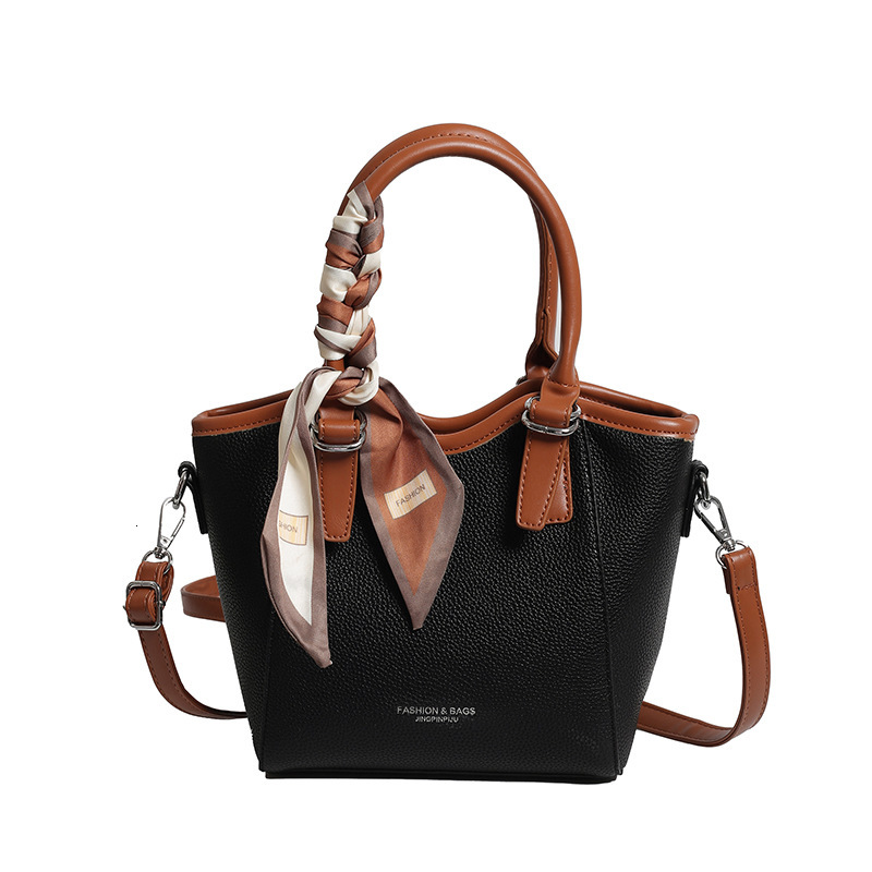 Handheld fashionable bucket Korean version trendy shoulder for women 2024 new niche simple casual crossbody commuting bag