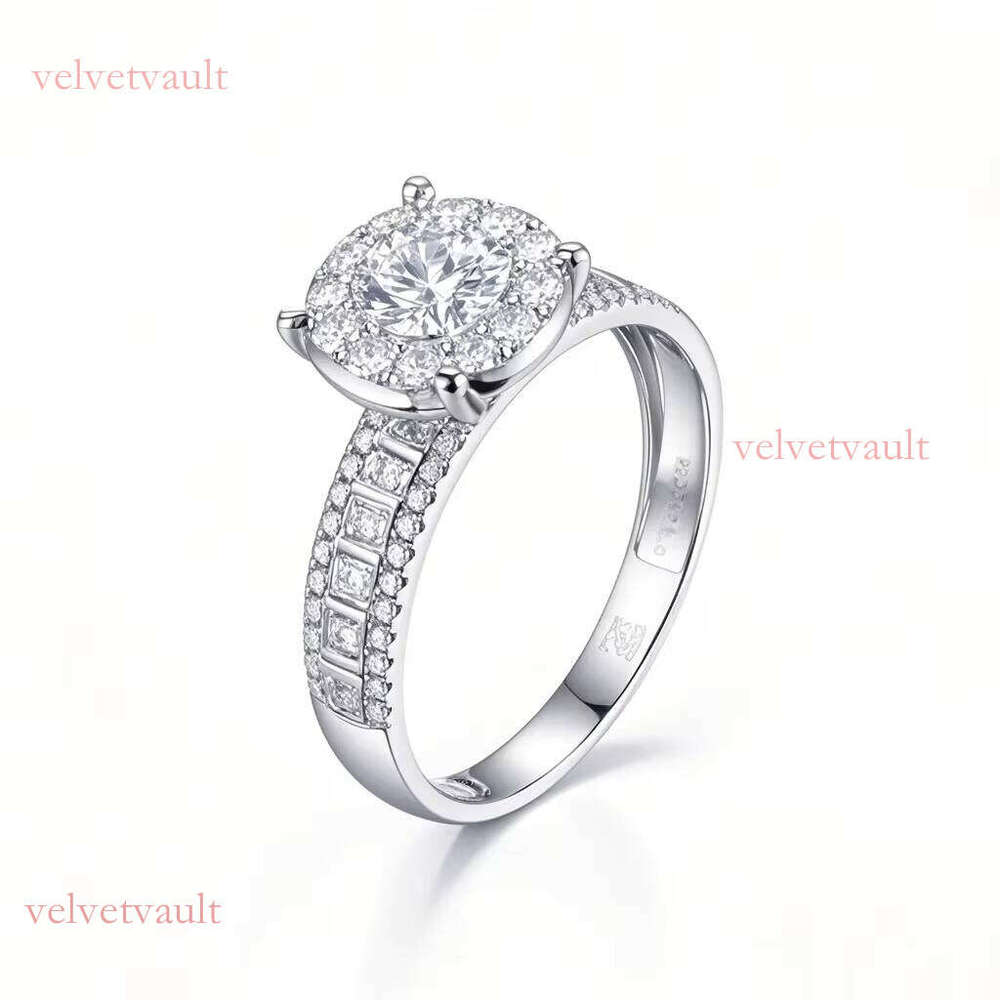 Exquisite ring, exquisite and shiny, densely planted with charming jewelry in a small laboratory