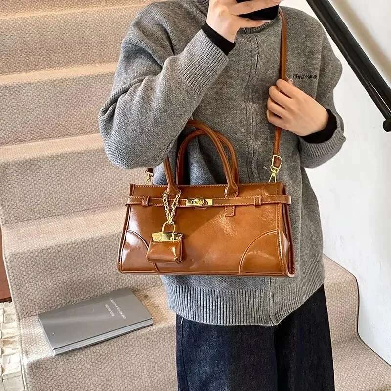 Trendy Minimalist Clutch Bag With Retro Letter Stylish Commuter Tote For Women Vintage Fashion Crossbody Purse