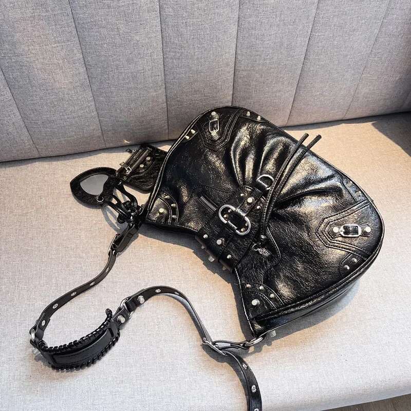 Cool Vintage Large Capacity Cropped Studded Motorcycle New Single Shoulder Slant Cross Commuting Big Bag Hip Hop Style