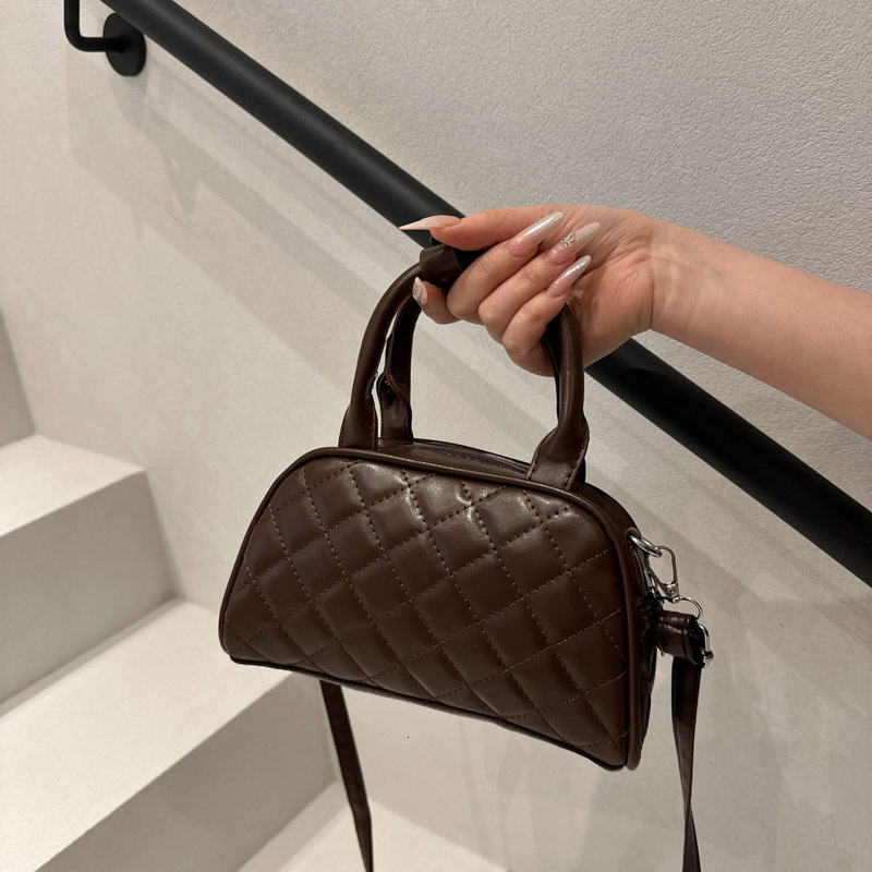 Free Delivery Designer Bag 2025 Spring New Style Niche Bowling Diamond Grid Commuting Hand Fashionable And Versatile Luxury Bag
