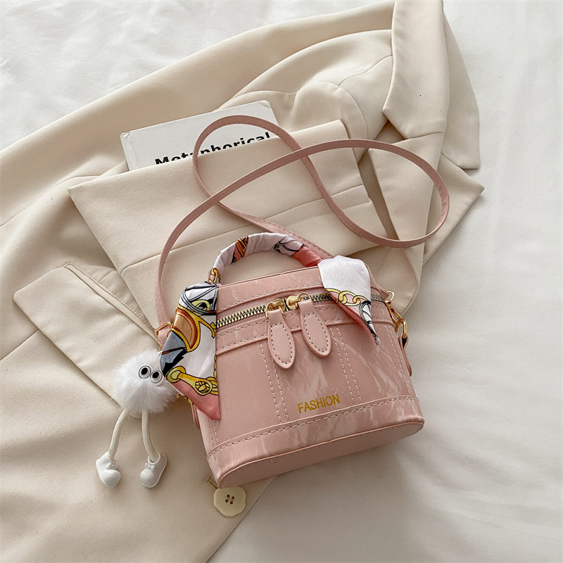 Internet celebrity women's 2025 summer new Korean version fashionable single shoulder small square bag niche design crossbody bucket bag