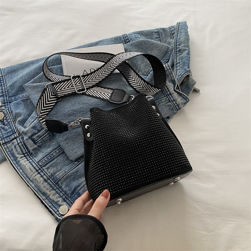 Free Delivery Designer Bag Light Exquisite Diamond Inlaid Hand Held Water Bucket For Women With Niche Design And A Stylish High End Texture. Wide Stra