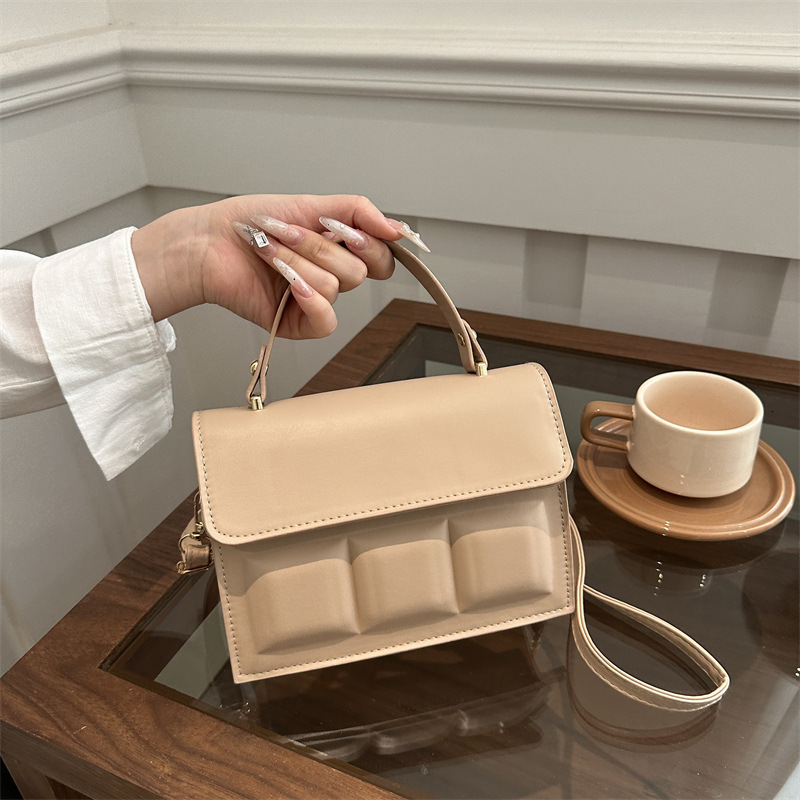 Free Delivery Designer Bag 2025 Fashion Versatile Western Simple Small Exquisite Temperament Cross Shoulder Hand For Women Instagram Luxury Bag