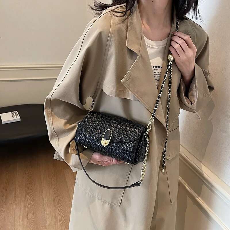 2025 New Women's High End Light Chain Woven Pillow Bag Fashionable Single Shoulder Crossbody Versatile Bag