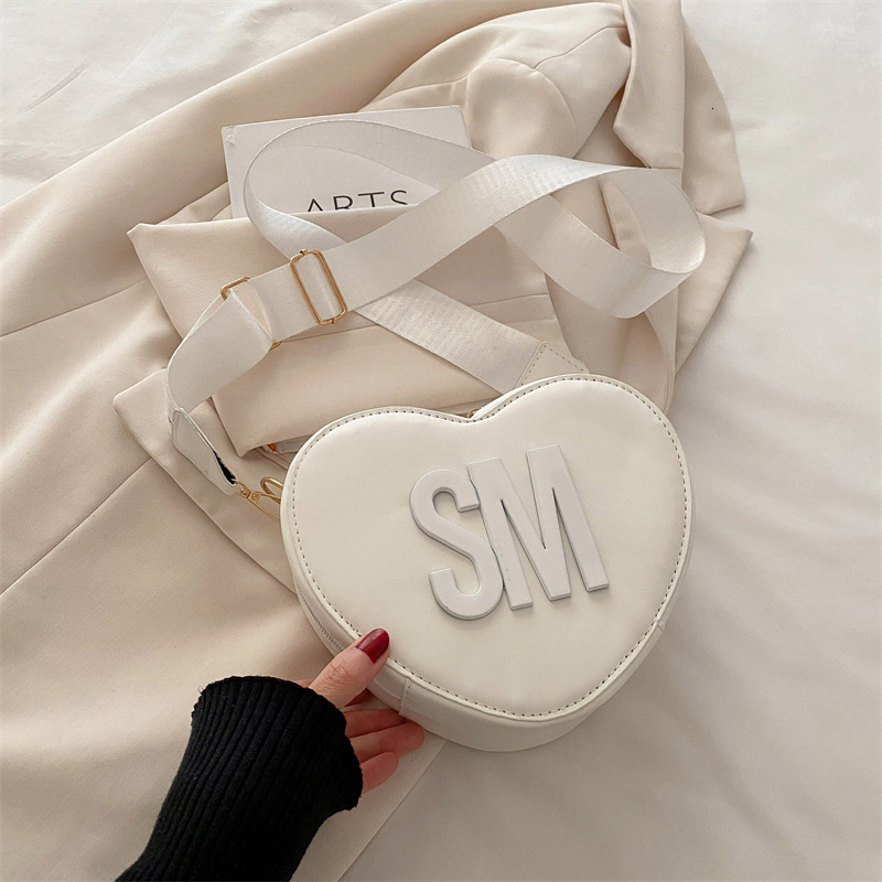 Free Delivery Designer Bag 2025 Spring/summer Fashionable Western Heart Shaped Simple Trendy Shoulder Casual Sweet Personalized Crossbody Bag For Wome