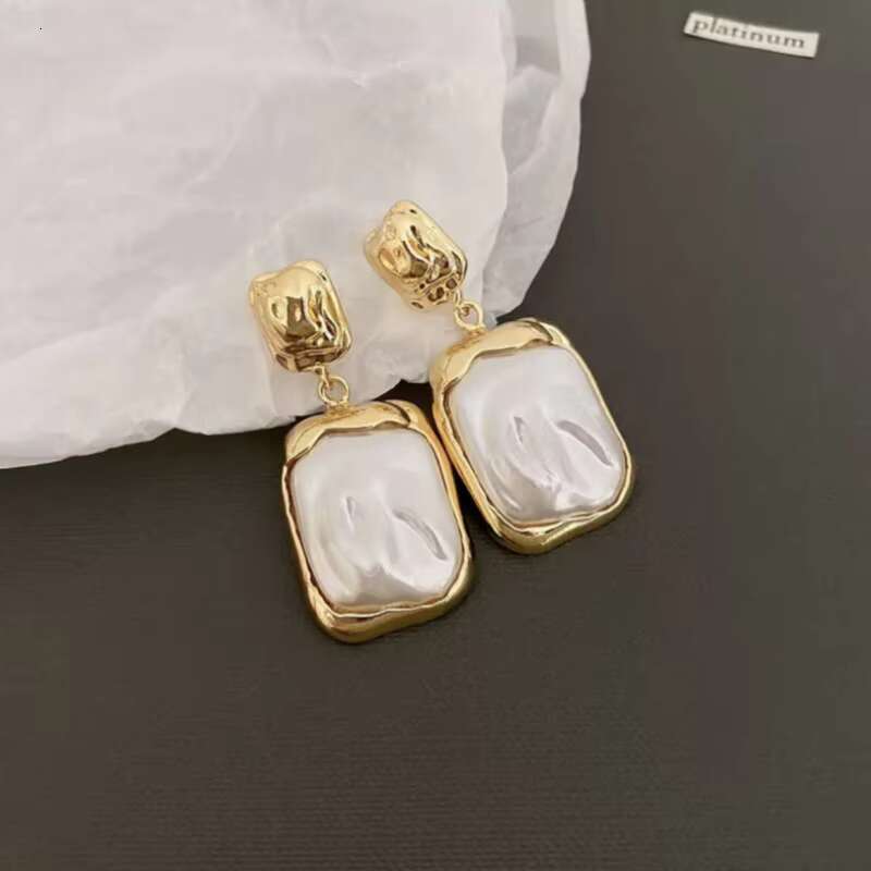 Elegant and luxurious gold-plated square pleated niche, Baroque pearl antique style women's earrings