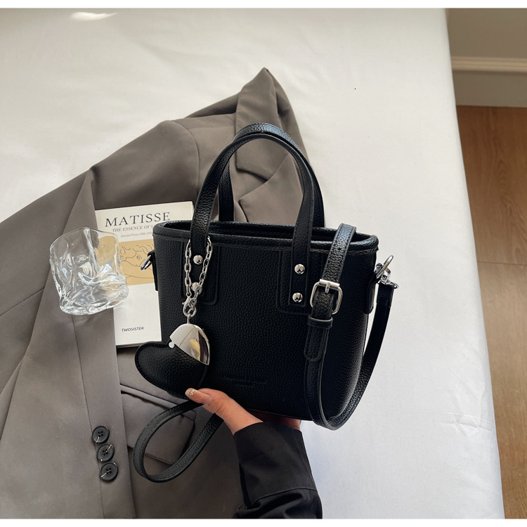 2025 Women's New Spring and Summer Fashion Popular Handheld Bucket Bag Large Capacity Versatile Casual Designer Single Niche Design Shoulder Cros
