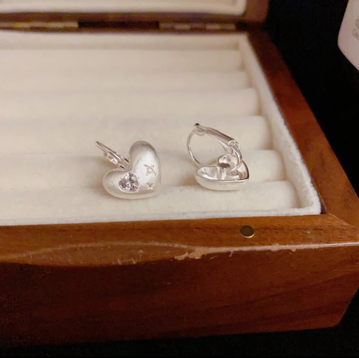 1.6 * 1.1 cm Korean fashion simple metal wire heart ear clip sweet and cool versatile earring 250517