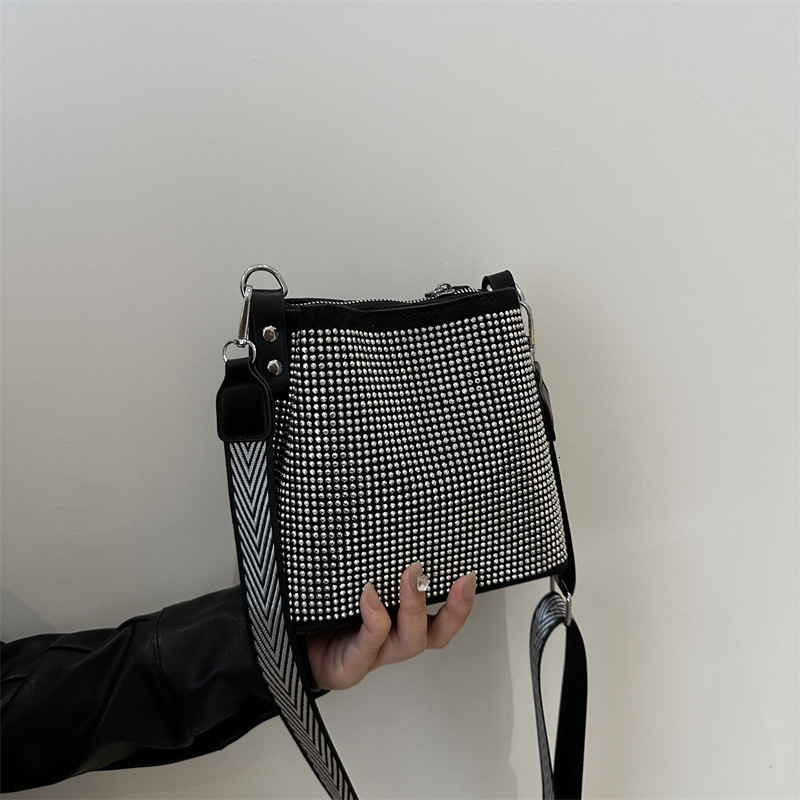Free Delivery Designer Bag Light Exquisite Diamond Inlaid Hand Held Water Bucket For Women With Niche Design And A Stylish High End Texture. Wide Stra