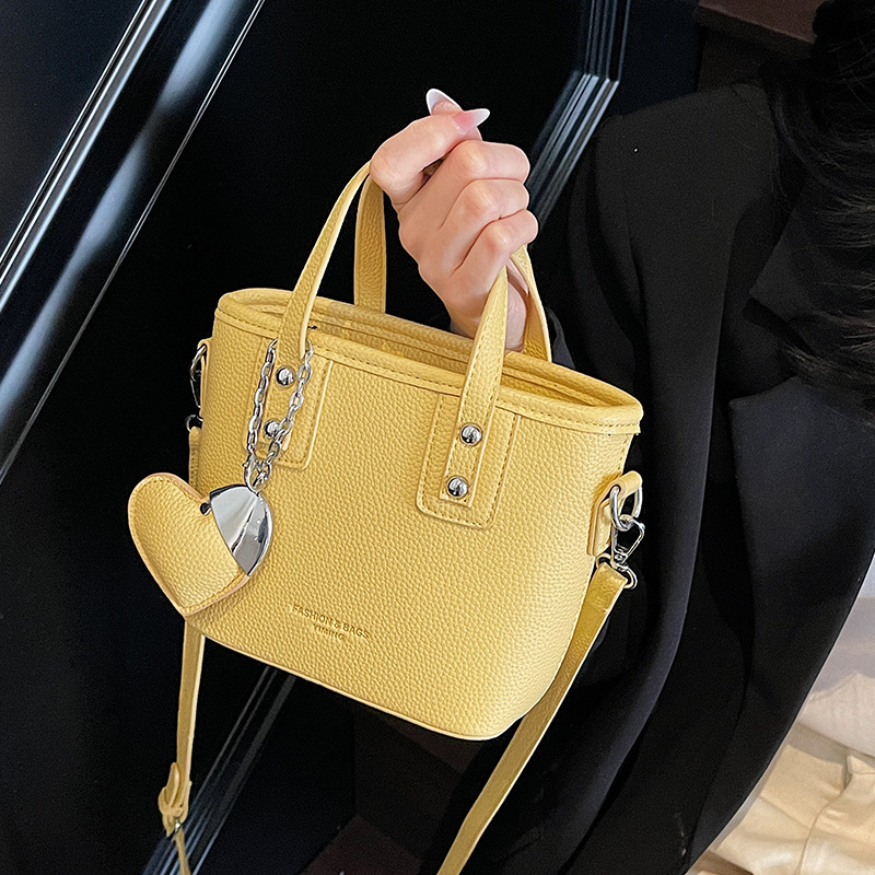 2025 Women's New Spring and Summer Fashion Popular Handheld Bucket Bag Large Capacity Versatile Casual Designer Single Niche Design Shoulder Cros
