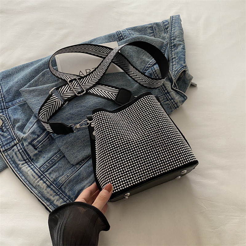 Free Delivery Designer Bag Light Exquisite Diamond Inlaid Hand Held Water Bucket For Women With Niche Design And A Stylish High End Texture. Wide Stra