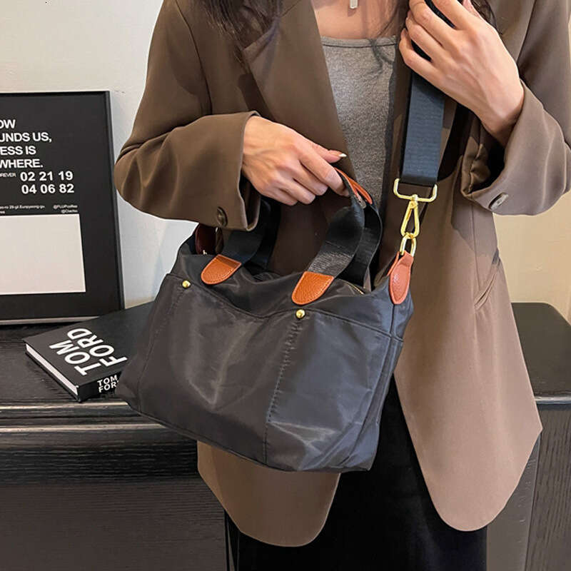 Women's fashionable crossbody casual single shoulder handbags, large capacity travel simple tote bags, 2025 temperament versatile new trendy clot