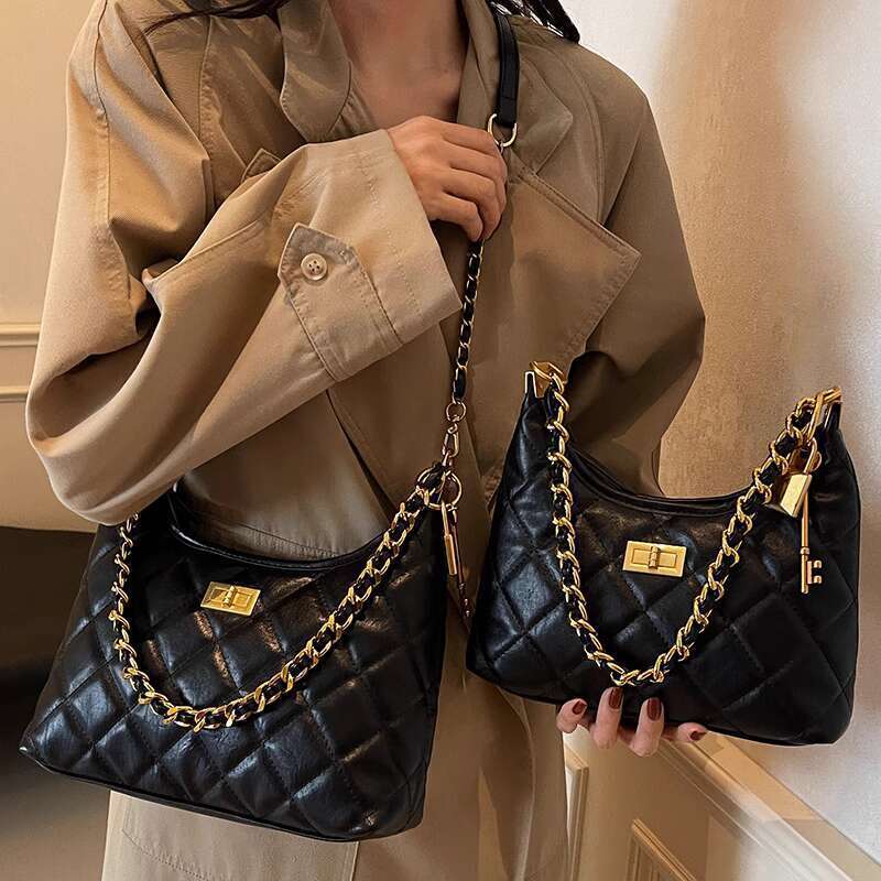 Xiaoxiangfeng Ling grid chain small women's 2025 new niche Black style shoulder crossbody wandering bag