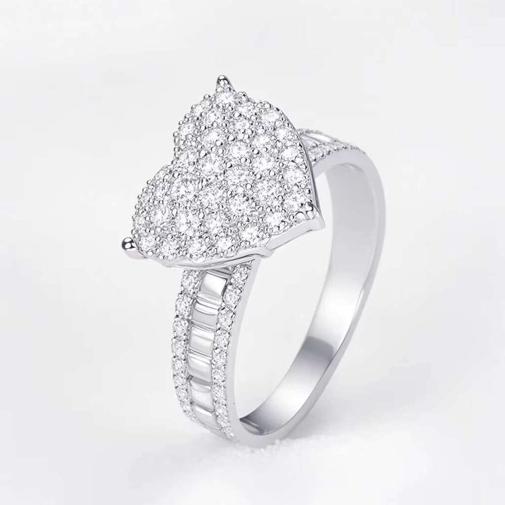 Exquisite ring, exquisite and shiny, densely planted with charming jewelry in a small laboratory