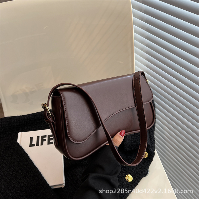 High quality brand new flip magnetic shoulder buckle suitable for work commuting fashion women's bag diagonal cross handbag free delivery designe