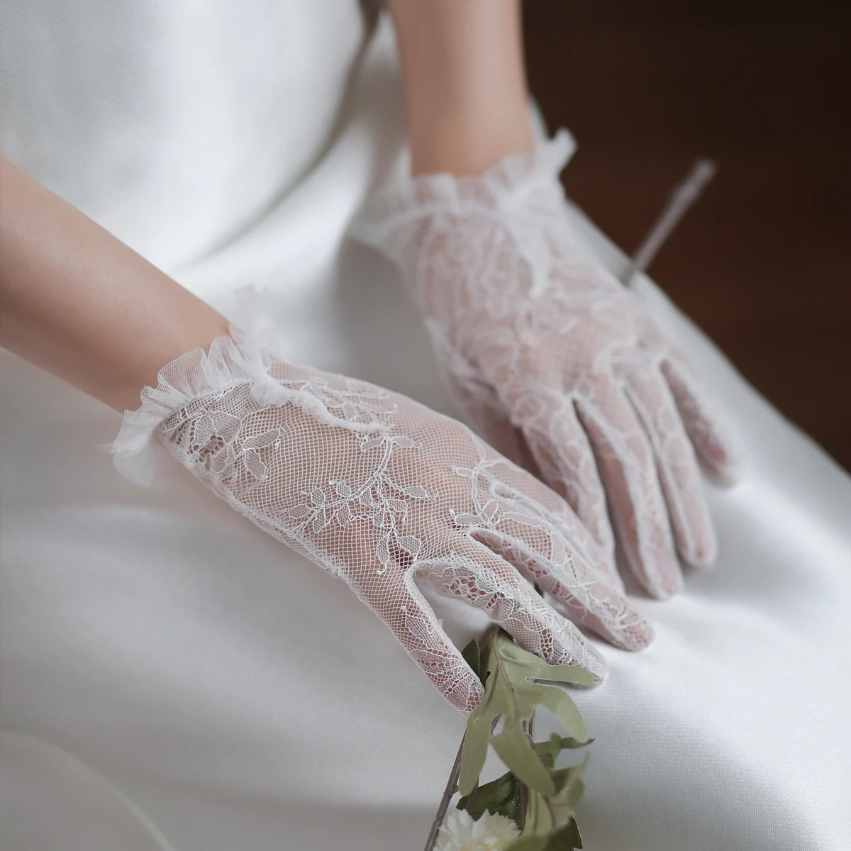 WG061 Wedding Bridal Handmade Gloves Tulle Ruffled Edge Lace Appliqued Short White Bridesmaid Pageant Prom Gloves 250520