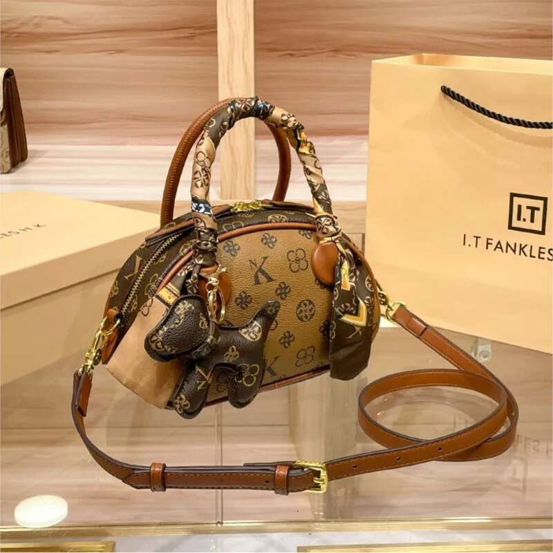 Brand Women's Handbag 2025 New Autumn And Winter High-End Texture Niche Designer Light Shoulder Crossbody Shell Bag