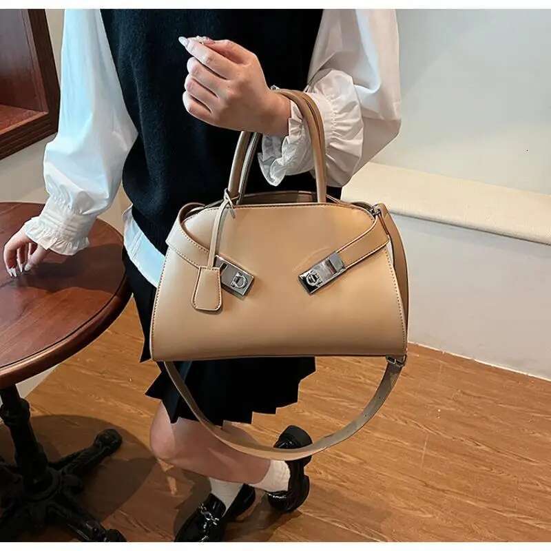 Fashion Large Capacity Women Handbags Designer Chic Lock Shoulder Bags Pu Leather Crossbody Trend Commuter Bag 2025
