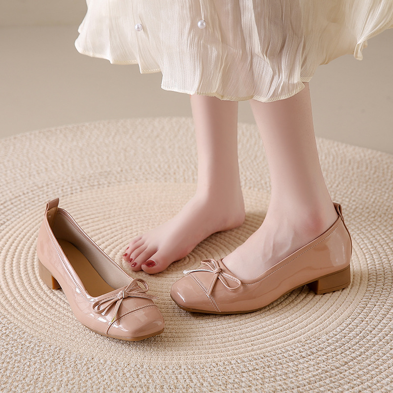 Free shipping. Designer's 2025 new casual commuting style with a small chanel-style bow, retro single shoe for women, French fashion, versatile a