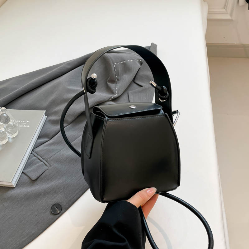 New high-end texture niche women's hand-held small square bag for spring and summer, fashionable and personalized design, single shoulder crossbo