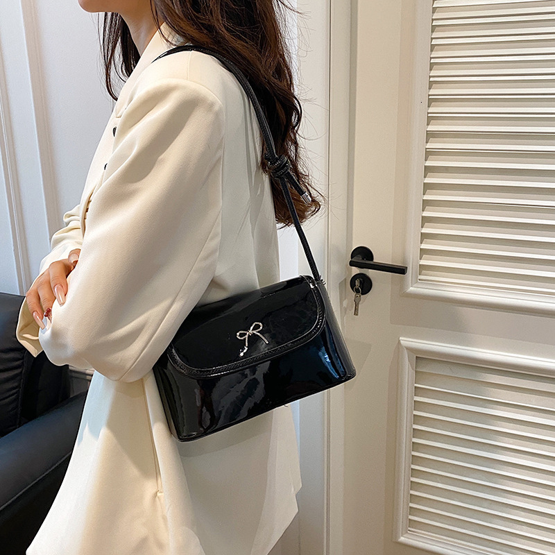 High quality brand high-quality new fashion personalized beauty niche design bag women's summer fashion single shoulder slanted small square bag 