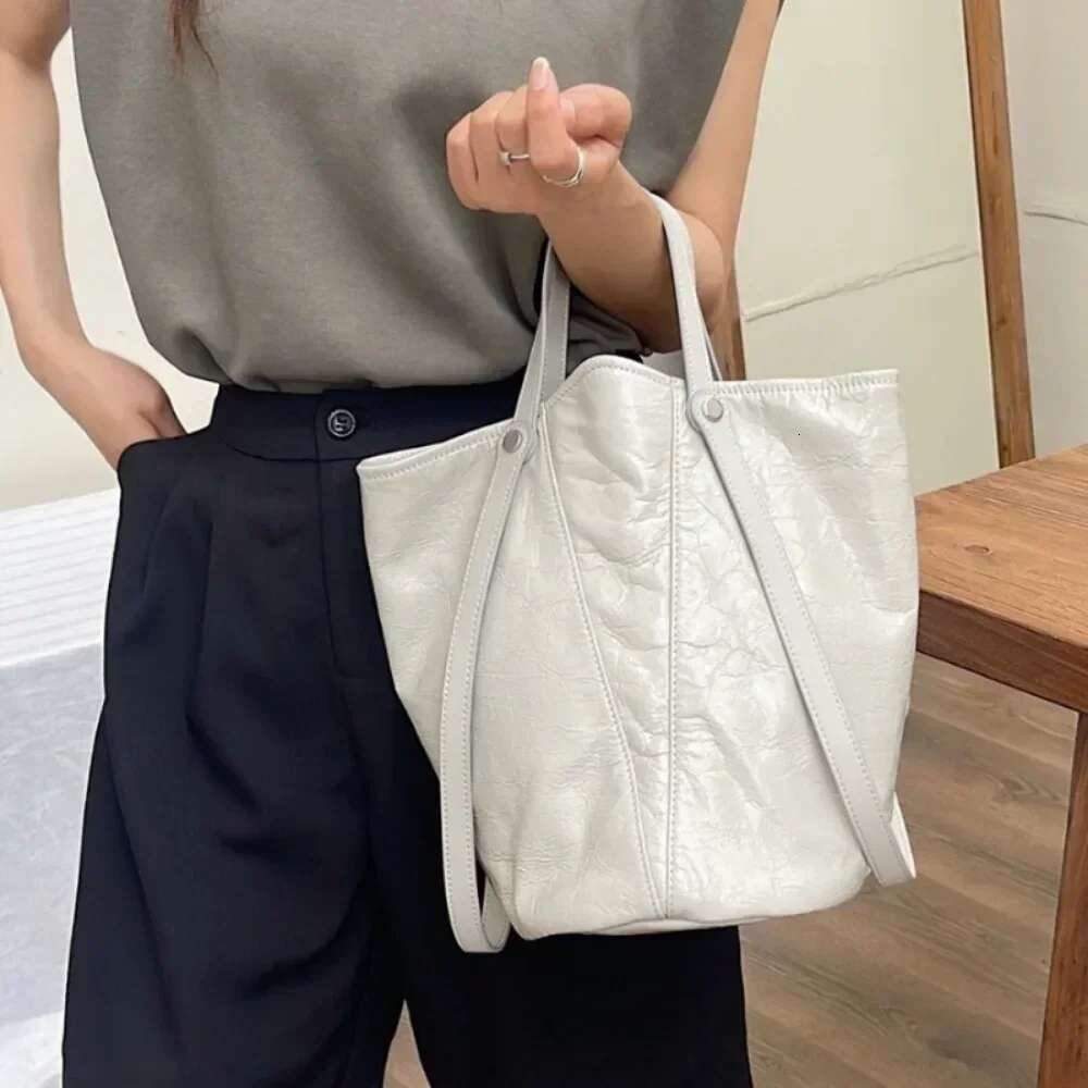 Elegant Large Capacity All-Match Cowhide Messenger Senior Minority Simple Shop Bucket Women Totes Commuter New Moda Underarm Bag