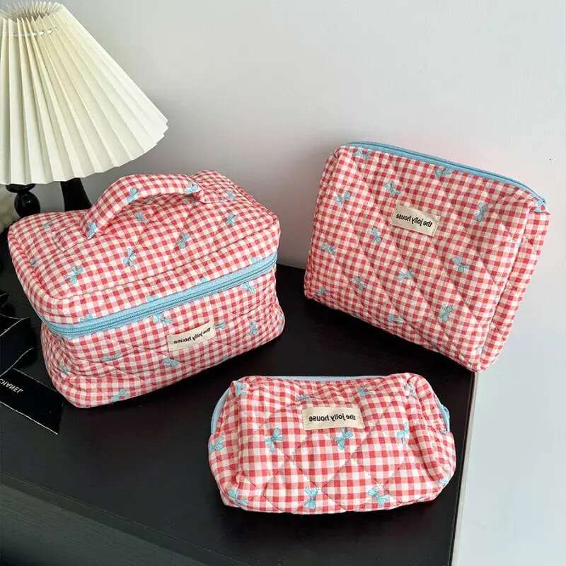Portable large capacity girl's heart cartoon dot cosmetic storage toiletry bag