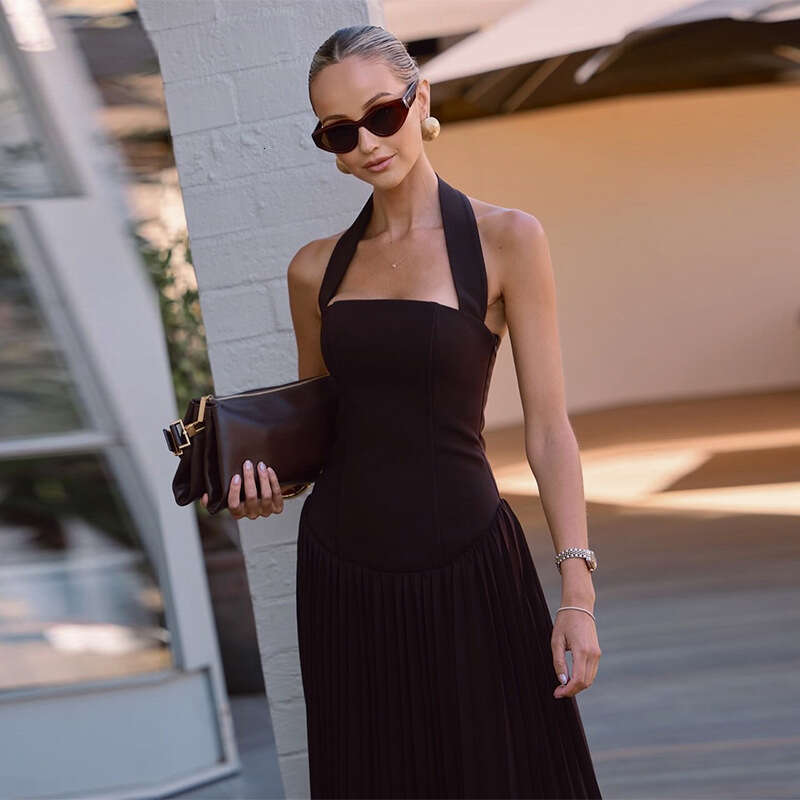 Hanging neck, strapless, pleated European American 2025 spring new socialite style waist cinched long skirt, chic and elegant clothing