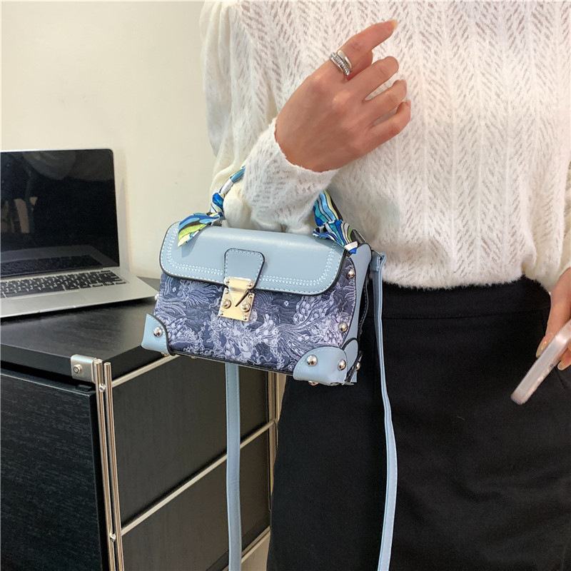 Advanced Embroidered Box for Women's 2024 New Style Silk Scarf Handbag Single Shoulder Crossbody Bag
