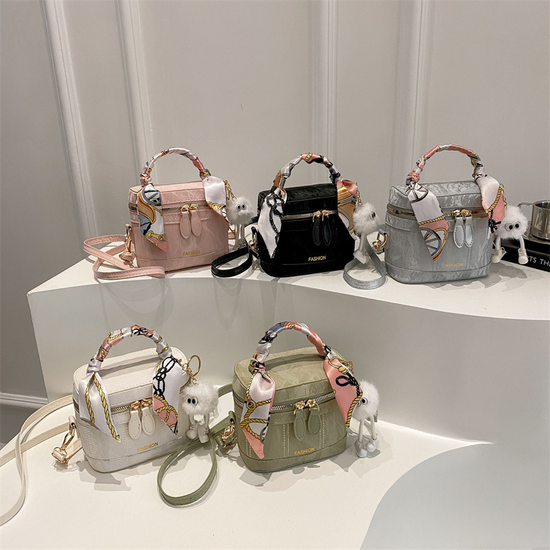 Internet celebrity women's 2025 summer new Korean version fashionable single shoulder small square bag niche design crossbody bucket bag