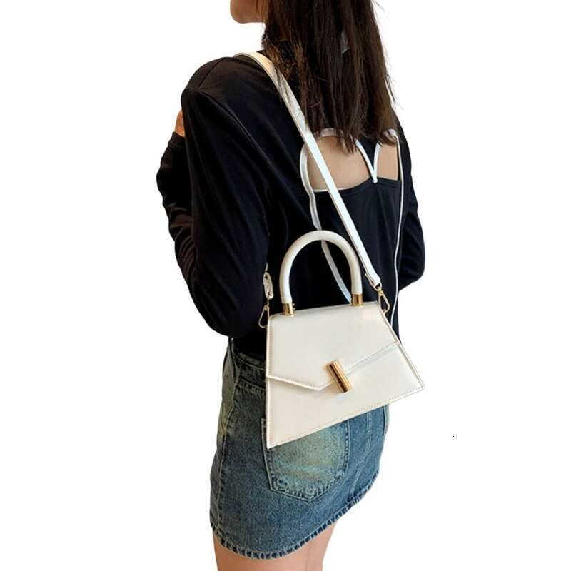 Fashionable PU Trendy Lock Closure Shoulder Bag With Ample Storage Minimalists Tote Display Your Individuality