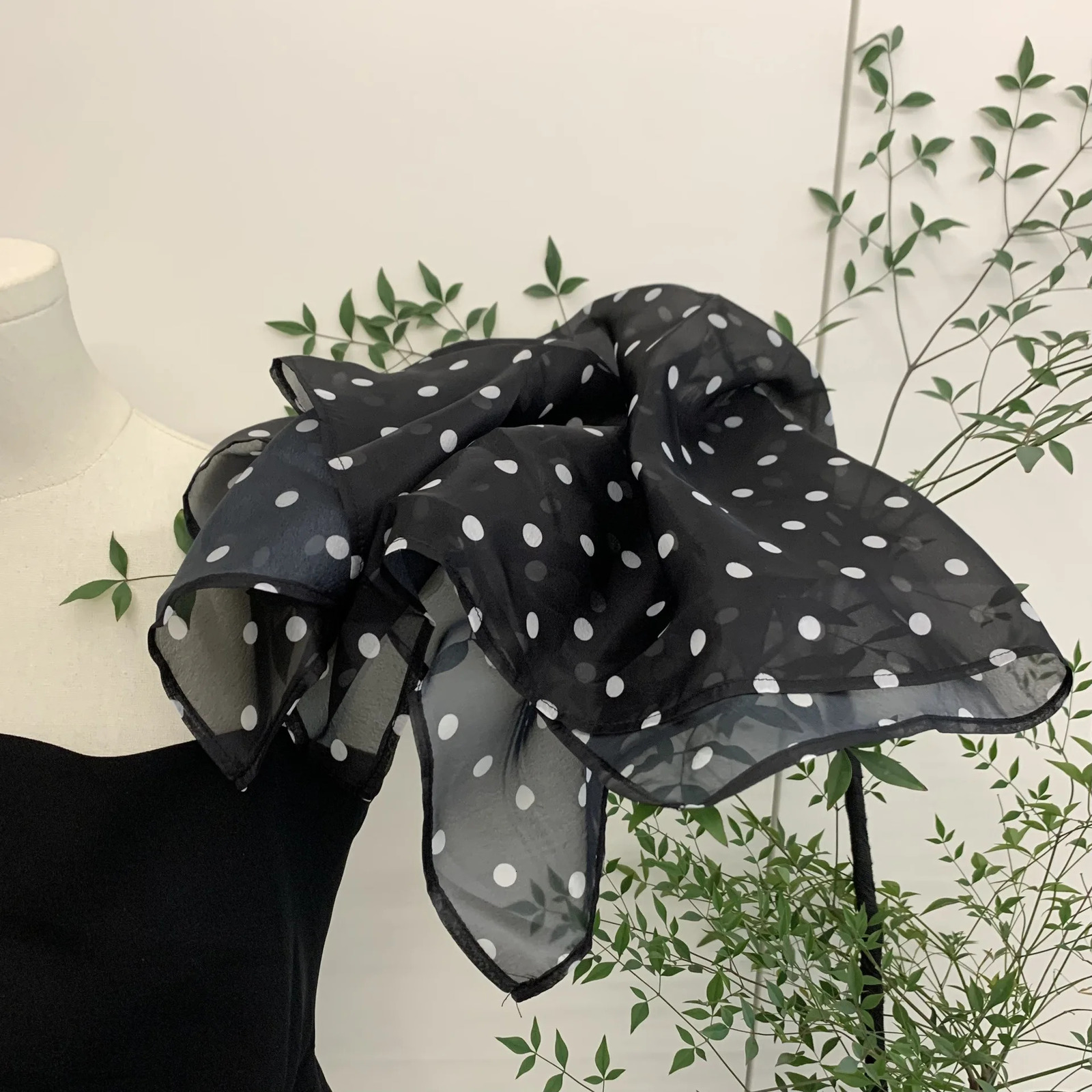 Retro Black Polka Dot Chinese Square Scarf Commuting Versatile Neck Protection High-end Temperament Niche Neck 250517
