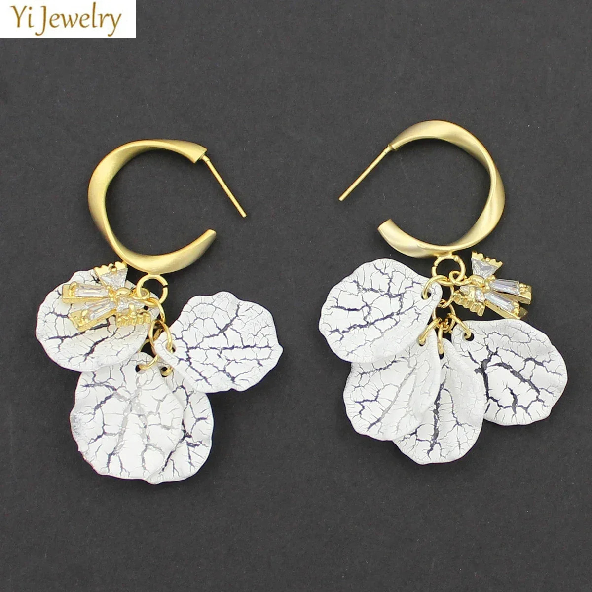 White Shell Earrings for Women Small Hoop Flower White Petal Pendant Earrings Sweet Jewelry Gift Female 250520