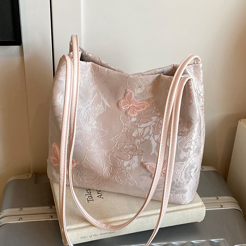 New Chinese style handbag for women in 2025, niche and popular butterfly embroidery shoulder bag, large capacity bucket bag