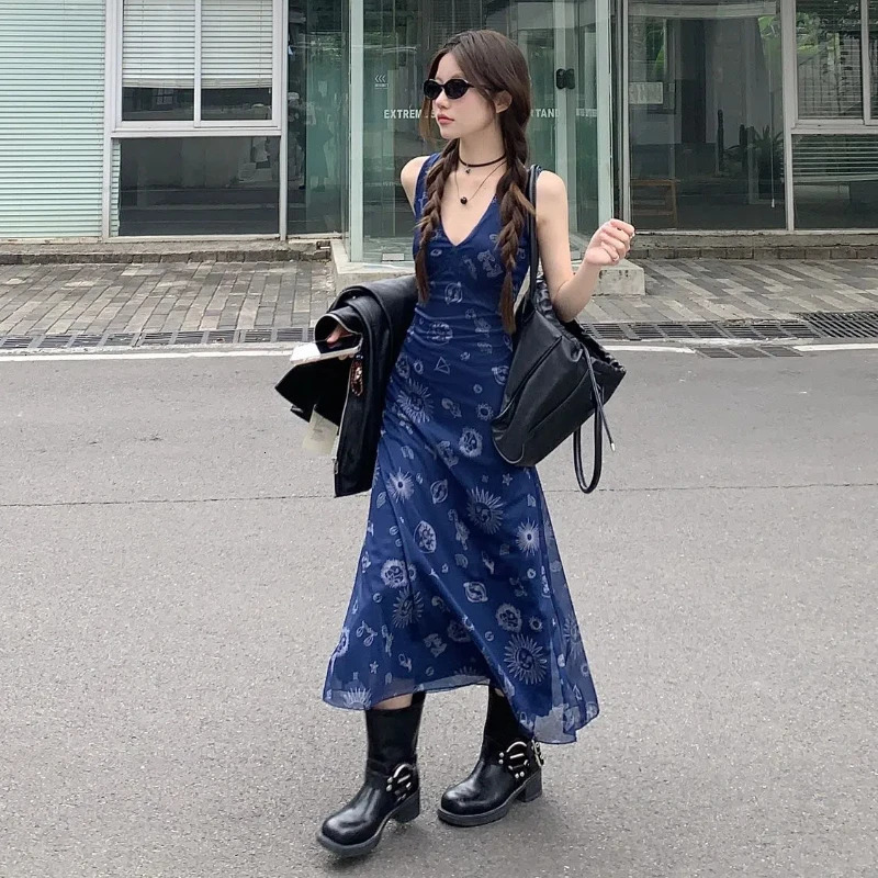 Dopamine Retro Vneck Vest Dress for Womens Chic Girl Style Waisthugging and Slimming Onepiece Aline Long Skirt 250520
