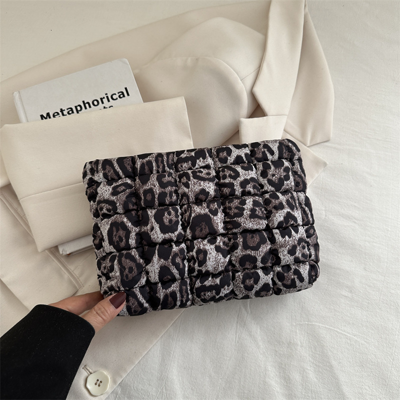 Free Delivery Designer Bag Internet Celebrity Fashion Pleated Coin Purse 2025 Spring New Stylish Hand Popular This Year Casual Versatile Women Luxury 