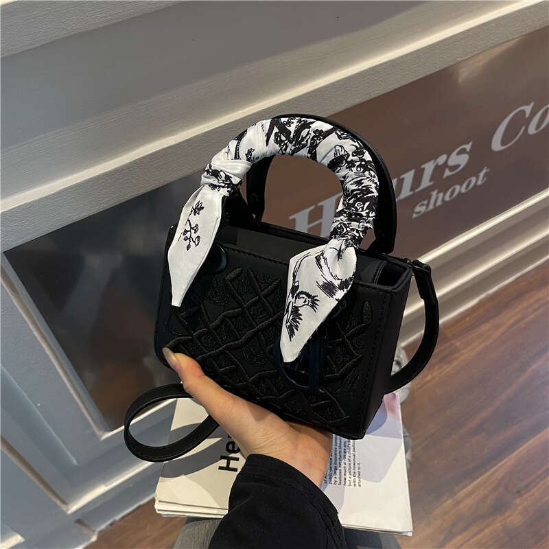 New Hot Hot Printed Lingge Daifei Women's Fashion Single Shoulder Diagonal Cross Simple and Versatile Commuter Bag
