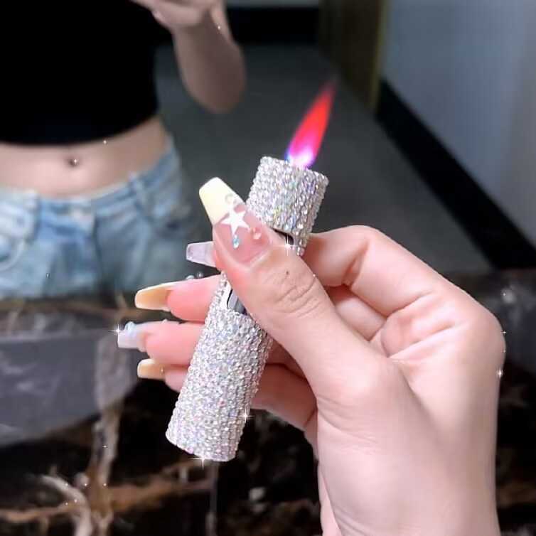 Exquisite Rhinestone Lighters Butane Torch Lighters Windproof Pink Straight Flame Lighters Ladies Smoking AccessoriesC250305