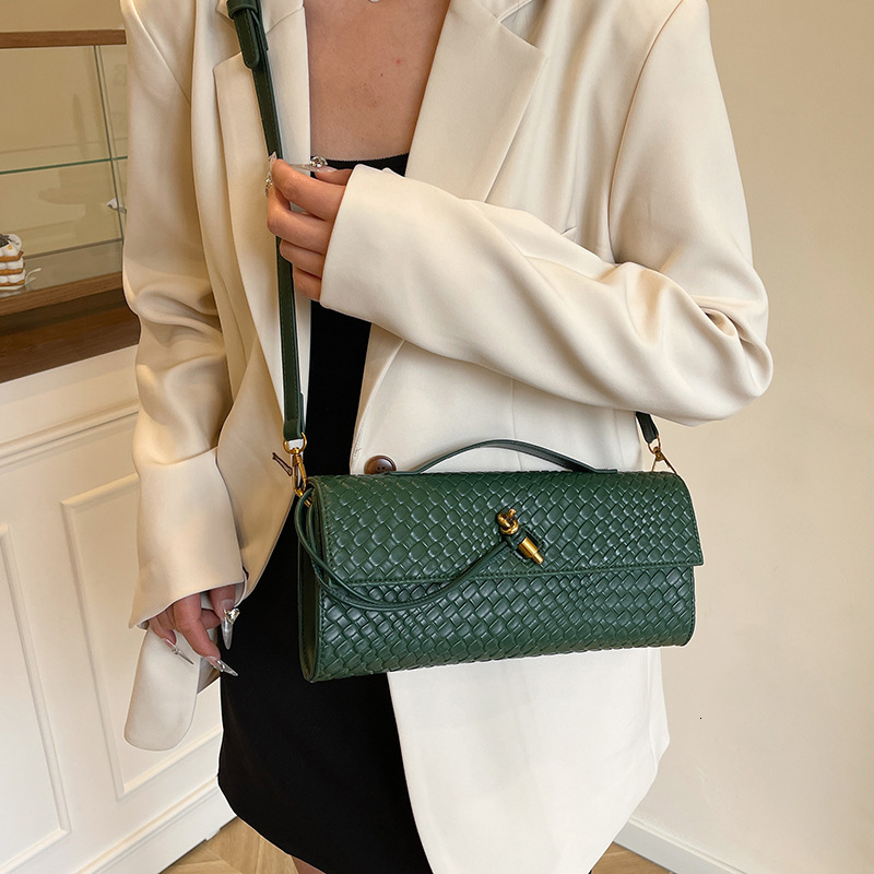 2025 new niche woven single shoulder baguette fashionable horizontal hand-held versatile diagonal cross bag for women