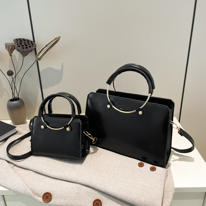 Free Delivery Designer Bag Fashionable Circular Hand Held Square 2025 Autumn And Winter New Women's Trendy Korean Version High End Texture Single