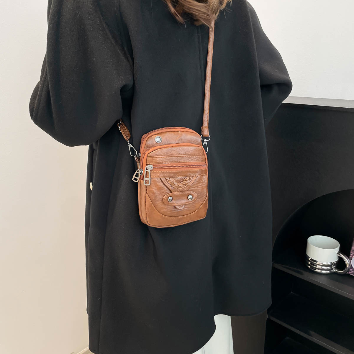 Mobile women's 2025 new trendy and textured shoulder bag commuting soft leather stylish crossbody bag